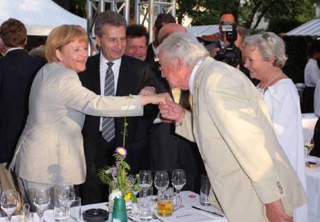 Stallwächter Fest 02.07.2009 Bundeskanzlerin Dr. Angela Merkel (CDU) + Baden-Wuerttemberg-Ministerpraesident Guenther (Günther) Oettinger + Dieter Thomas Heck (Carl-Dieter Heckscher) mit Frau Ragnhild in der Landesvertretung Baden-Wuerttemberg in der Tiergartenstrasse, Berlin, beim - Stallwaechter-Fest - 02.07.09 - *** Stallwächter Fest 02 07 2009 Chancellor Dr Angela Merkel CDU Baden Wuerttemberg Minister President Guenther Günther Oettinger Dieter Heck Heck Carl Dieter Heckscher with Ms. Ragnhild at the State Representation Baden Wuerttemberg in Tiergartenstrasse Berlin at the Stallwaechter Fest 02 07 09
