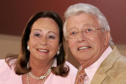 Hier: Dieter Thomas Heck, der Moderator mit seiner Ehefrau Ragnhild zu Gast in der ARD-Show Der große Tag der Liebe , Sendetermin: 07.04.2005 Dieter Thomas Heck ist am 23.08.2018 im Alter von 80 Jahren gestorben *** Here Dieter Thomas Heck the presenter with his wife Ragnhild on the ARD show The big day of love Date of broadcast 07 04 2005 Dieter Thomas Heck died on 23.08.2018 at the age of 80 years 