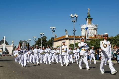 MOSCOW, RUSSIA - AUGUST 25, 2018: Members of the Rimsky-Korsakov Central Concert Band of the Russian Navy, participating in the 2018 Spasskaya Tower International Military Music Festival, parade the VDNKh Exhibition Centre area in northeastern Moscow. Stanislav Krasilnikov TASS  TS08DF8A