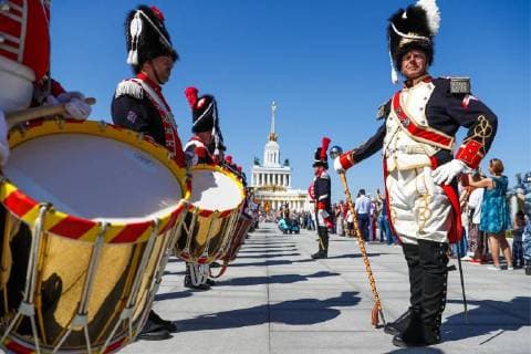 News Bilder des Tages MOSCOW, RUSSIA - AUGUST 25, 2018: Members of the Vieux Grenadiers of Geneva company participating in the 2018 Spasskaya Tower International Military Music Festival, parade the VDNKh Exhibition Centre area in northeastern Moscow. Stanislav Krasilnikov TASS  TS08DF8F