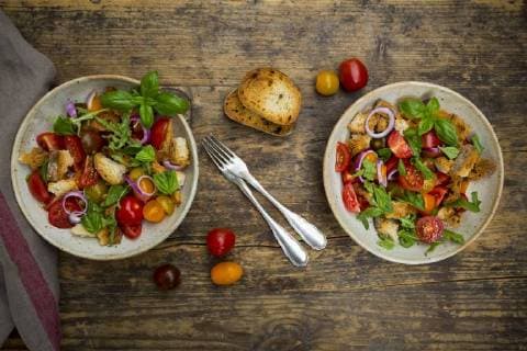 Panzanella made of roasted Ciabatta, rocket, red onions, tomatoes and basil  LVF07268