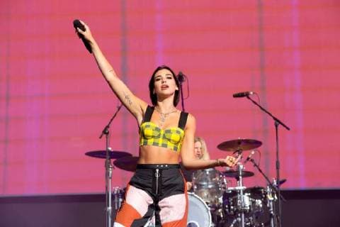 Entertainment Bilder des Tages English singer Dua Lipa performs on the main stage on Day Two of Reading Festival 2018, Berkshire. AUGUST 25th 2018  DFLx182969