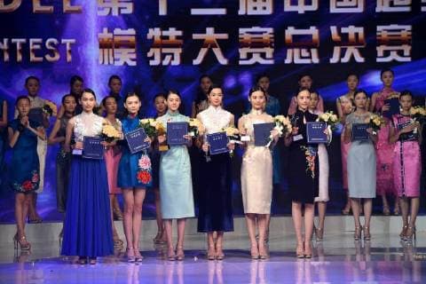 (180827) -- QINGDAO, Aug. 27, 2018 (Xinhua) -- The champion, the runner-up and the second runner-up pose for photos during the 13th China Super Model Final Contest in Qingdao, east China s Shandong Province, Aug. 26, 2018. (Xinhua Li Ziheng) (hxy) CHINA-QINGDAO-SUPER MODEL CONTEST-FINAL (CN) 
