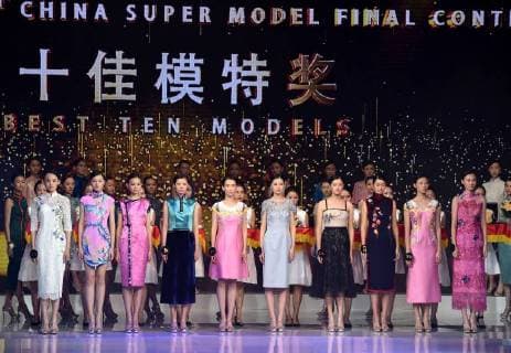 (180827) -- QINGDAO, Aug. 27, 2018 (Xinhua) -- Contestants awarded Best Ten Models pose for photos during the 13th China Super Model Final Contest in Qingdao, east China s Shandong Province, Aug. 26, 2018. (Xinhua Li Ziheng) (hxy) CHINA-QINGDAO-SUPER MODEL CONTEST-FINAL (CN) 