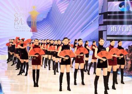 (180827) -- QINGDAO, Aug. 27, 2018 (Xinhua) -- Contestants perform during the 13th China Super Model Final Contest in Qingdao, east China s Shandong Province, Aug. 26, 2018. (Xinhua Li Ziheng) (hxy) CHINA-QINGDAO-SUPER MODEL CONTEST-FINAL (CN) 