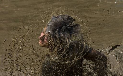 (180827) -- TORONTO, Aug. 27, 2018 (Xinhua) -- A participant takes part in the 2018 Mud Hero Toronto North event at Albion Hills Conservation Area in Toronto, Canada, Aug. 26, 2018. (Xinhua Zou Zheng) (SP)CANADA-TORONTO-MUD HERO-OBSTACLE RUN 