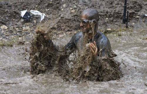 (180827) -- TORONTO, Aug. 27, 2018 (Xinhua) -- A participant takes part in the 2018 Mud Hero Toronto North event at Albion Hills Conservation Area in Toronto, Canada, Aug. 26, 2018. (Xinhua Zou Zheng) (SP)CANADA-TORONTO-MUD HERO-OBSTACLE RUN 