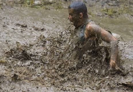 (180827) -- TORONTO, Aug. 27, 2018 (Xinhua) -- A participant takes part in the 2018 Mud Hero Toronto North event at Albion Hills Conservation Area in Toronto, Canada, Aug. 26, 2018. (Xinhua Zou Zheng) (SP)CANADA-TORONTO-MUD HERO-OBSTACLE RUN 