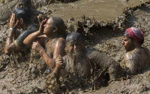 (180827) -- TORONTO, Aug. 27, 2018 (Xinhua) -- Participants take part in the 2018 Mud Hero Toronto North event at Albion Hills Conservation Area in Toronto, Canada, Aug. 26, 2018. (Xinhua Zou Zheng) (SP)CANADA-TORONTO-MUD HERO-OBSTACLE RUN 