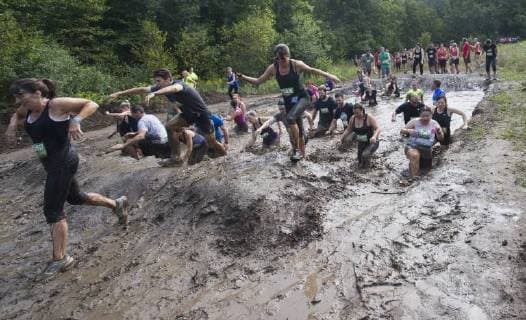 (180827) -- TORONTO, Aug. 27, 2018 (Xinhua) -- Participants take part in the 2018 Mud Hero Toronto North event at Albion Hills Conservation Area in Toronto, Canada, Aug. 26, 2018. (Xinhua Zou Zheng) (SP)CANADA-TORONTO-MUD HERO-OBSTACLE RUN 