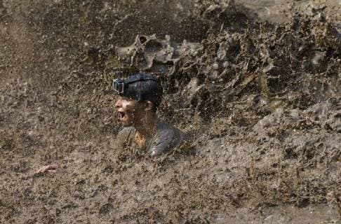 (180827) -- TORONTO, Aug. 27, 2018 (Xinhua) -- A participant takes part in the 2018 Mud Hero Toronto North event at Albion Hills Conservation Area in Toronto, Canada, Aug. 26, 2018. (Xinhua Zou Zheng) (SP)CANADA-TORONTO-MUD HERO-OBSTACLE RUN 