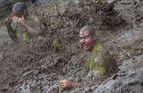 (180827) -- TORONTO, Aug. 27, 2018 (Xinhua) -- Participants take part in the 2018 Mud Hero Toronto North event at Albion Hills Conservation Area in Toronto, Canada, Aug. 26, 2018. (Xinhua Zou Zheng) (SP)CANADA-TORONTO-MUD HERO-OBSTACLE RUN 