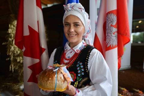 August 26, 2018 - Edmonton, Canada - Kasia Konikowska of Polonez Polish Folk Art Ensemble during the Harvest Festivals 2018 organised by the Polish Historical Society at Wawel Country Lodge in Edmonton..On Sunday, August 26, 2018, in Edmonton, Alberta, Canada. Edmonton Canada  - ZUMAn230 20180826_zaa_n230_404 Copyright: xArturxWidakx