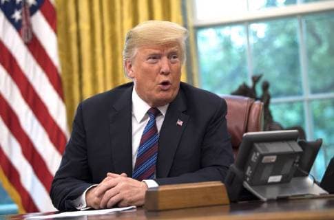 Washington, Trump verkündet Handelsabkommen mit Mexiko President Trump speaks on a conference call with Mexican President Enrique Pena Nieto, as Trump announces a revised trade deal with Mexico he called the United States-Mexico trade agreement, in the Oval Office at the White House in Washington, D.C. on August 27, 2018. The two countries said they have revise key portions of their trade policies set up by the the North American Free Trade Agreement (NAFTA) and said Canada can join later in their deal.  WAP20180827306 KEVINxDIETSCH