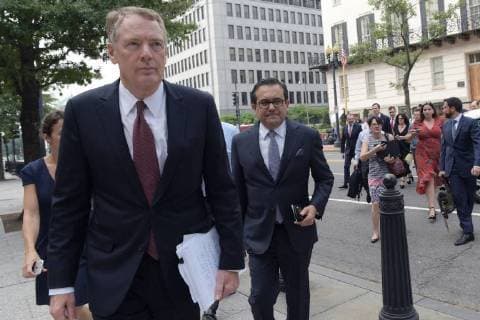 The representative of Foreign Trade of the USA, Robert Lighthizer (L), and the Secretary of Economy of Mexico, Ildefonso Guajardo (C), go to the White House at the end of their meeting on the renegotiation of the Free Trade Agreement of America of the North (NAFTA), in Washington, USA, 27 August 2018. The talks between the US and Mexico to advance the renegotiation of the North American Free Trade Agreement (NAFTA) could be closed today, although it remains an important issue to be resolved, Guajardo said. USA and Mexico, about to announce an agreement on NAFTA !ACHTUNG: NUR REDAKTIONELLE NUTZUNG! Copyright: xLENINxNOLLYx WS01 20180827-636709908385962178