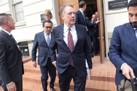 The representative of Foreign Trade of the USA, Robert Lighthizer (C), and the Secretary of Economy of Mexico, Ildefonso Guajardo (C-L), go to the White House at the end of their meeting on the renegotiation of the Free Trade Agreement of America of the North (NAFTA), in Washington, USA, 27 August 2018. The talks between the US and Mexico to advance the renegotiation of the North American Free Trade Agreement (NAFTA) could be closed today, although it remains an important issue to be resolved, Guajardo said. USA and Mexico, about to announce an agreement on NAFTA !ACHTUNG: NUR REDAKTIONELLE NUTZUNG! Copyright: xLENINxNOLLYx WS01 20180827-636709909621434489