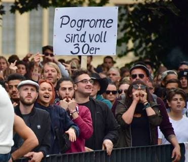 News Themen der Woche KW 35 News Bilder des Tages Nach der Eskalation in der Nacht zum Sonntag (26.08.2018) zwischen mehreren Personen unterschiedlicher Nationalitaeten am Rande des Chemnitzer Stadtfestes, bei dem ein 35-Jaehriger getoetet wurde, hat das Buendnis Chemnitz Nazifrei zu einer Demonstration am Montagabend (27.08.2018) aufgerufen. Das Buendnis protestiert gegen rechte Vereinnahmung des Toetungsdeliktes. Demo gegen Rechtsextremisten in Chemnitz *** After the escalation in the night to Sunday 26 08 2018 between several persons of different nationalities on the edge of the Chemnitz city festival in which a 35 year old was killed, the alliance Chemnitz called Nazifrei to a demonstration on Monday evening 27 08 2018 The alliance protests against right collecting the slaughter offense Demo against right-wing extremists in Chemnitz Copyright: epd-bild WolfgangxSchmidt EDITORIAL USE ONLY
