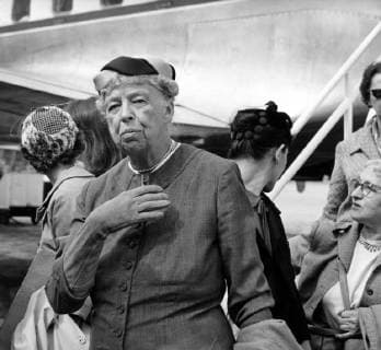 Berühmte Feministinnen, Eleanor Roosevelt - BRUSSELS, BELGIUM (FILE) : This file picture dated 29 August 1958 shows Eleanor Roosevelt at Melsbroek Airport. She was the wife of Franklin Delano Roosevelt former President of USA. ARCHIVES  x37693782x