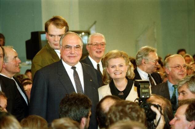 Der CDU-Bundesvorsitzende, Bundeskanzler Helmut Kohl und Ehefrau Hannelore am Abend der Bundestagswahl am 02.12.1990 in der CDU Zentrale in Bonn. Im Hintergrund, v. l. n. r. Alfred Dregger, Andreas Fritzenkoettter, Gerhard Stoltenberg, Norbert Bluen Blüm. --- German Chancellor Helmut Kohl and his wife Hannelore. *** The CDU Federal Chancellor Helmut Kohl and his wife Hannelore on the evening of the general election on 02 12 1990 at the CDU headquarters in Bonn In the background Alfred Dregger Andreas Fritzenkoettter Gerhard Stoltenberg Norbert Bluen Blum German Chancellor Helmut Kohl and his wife Hannelore