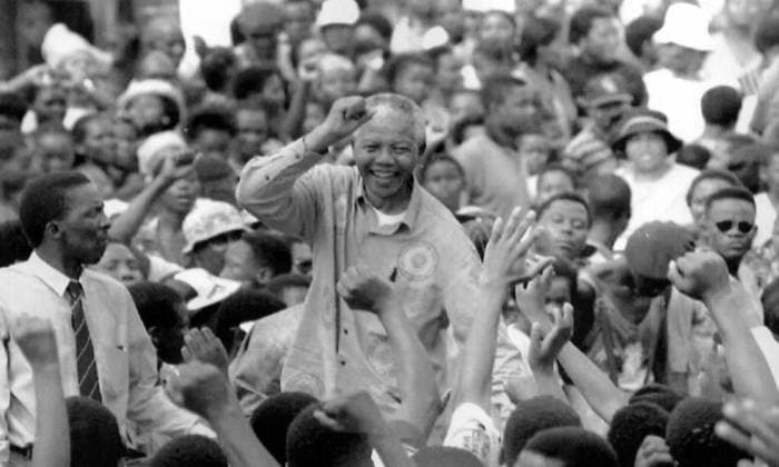IMAGO History, Ende der Apartheid in Südafrika: 1990-1994 ANC PRESIDENT NELSON MANDELA GREETS THOUSANDS OF SUPPORTERS IN UMLAZI, A TOWNSHIP OUTSIDE DURBAN TODAY 16 APRIL, TEN DAYS BEFORE SOUTH AFRICA S ELECTIONS. MANDELA PAID ON THIS OCCASION A RINGING TRIBUTE TO ZULU KING GOODWILL ZWELITHINI, PRAISING HIM FOR HIS IMPASSIONED CALL FOR PEACE AMONG HIS SEVEN MILLION ZULU SUBJECTS. .JEP WST BELGA.  x401066x