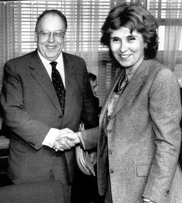 JOSEF ERTL, WEST GERMAN MINISTER OF AGRICULTURE AND PRESIDENT OF THE EEC AGRICULTURE COUNCIL (L) GREETS FRANCE S MINISTER OF AGRICULTURE, EDITH CRESSON 17 01 PRIOR TO THE START OF EEC AGRICULTURE MINISTERS COUNCIL MEETING HERE. THE MEETING DEALT WITHPRICE FIXING FOR 1983 AS WELL AS DISCUSSING MEDITERRANEAN PRODUCE.. .JEP WST BELGA  x402087x