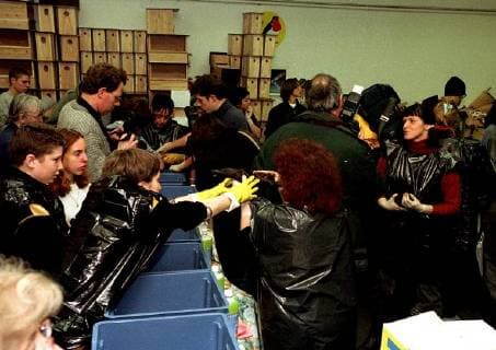 Bru004 - - Brussels,Belgium : The first of the oil contaminated birds from Brittany covered in crued oil following the oil spill from Maltese registered tanker Erika are being treated by the volunteers at Center for Bird Life Protection in Brussels today December 29, 1999. More wildlife is expected to be treated at the center, however some had already died during transport. Belga photo Robert Vanden Brugge ATS ROBERTxVANDENxBRUGGE  x426754x
