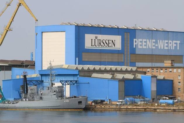 Blick am Mittwoch (29.08.2018) auf die Peene Werft in Wolgast (Vorpommern Greifswald). Die Werft hat sich in den zurückliegenden Jahrzehnten insbesondere durch diverse Umbauten, verschiedene Reparaturaufträge u. zahlreiche Neubauten einen Namen gemacht. Dennoch kam es in der Vergangenheit immer wieder zu Problemen. So wurde Werft im Jahr 2013 von der Bremer Lürssen-Gruppe übernommen wurde. Jene baut jetzt am Peenestrom u.a. Patrouillenboote für Saudi Arabien. Die sind seit Jahren immer wieder politisch höchst umstritten. *** View on Wednesday 29 08 2018 on the Peene shipyard in Wolgast Vorpommern Greifswald The shipyard has made a name for itself in recent decades, in particular by various rebuilds various repair jobs and numerous new buildings Nevertheless, there were always problems in the past So yard was in 2013 was taken over