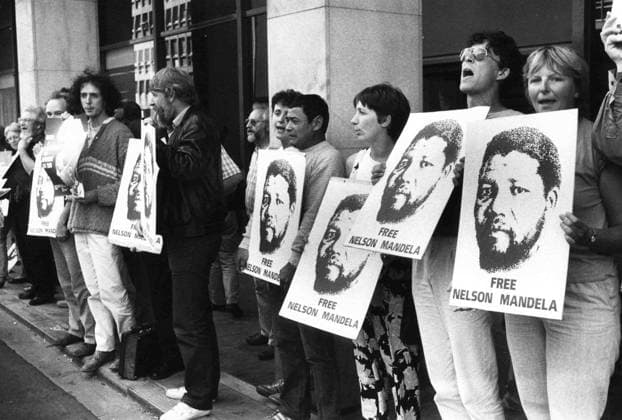IMAGO History, Ende der Apartheid in Südafrika: 1990-1994 A demonstration for the liberation of Nelson Mandela in front of the South African embassy. (BELGA ARCHIVES)  x8969614x