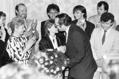 Sandra Kim (C - L) , first Belgian singer in 30 years to win the Eurovion Song Contest meets Prime Minister Wilfried Martens (C - R). (BELGA ARCHIVES)  x8971694x
