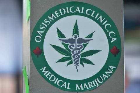 Kanada, am 17. Oktober beginnt der legale Verkauf von Cannabis August 29, 2018 - Edmonton, Alberta, Canada - Medical Marijuana logo on display seen in The Smoke Shop in Edmonton...Alberta is poised to see cannabis as a major industry †an opportunity for economic diversification..Less then 8 weeks remain untill the legalization of recreational marijuana use in Canada. .July 2018 was the initial legalisation date, however, provinces and territories, who are responsible for drafting their own rules regarding marijuana sales, have asked for an additional 8 to 12 weeks after the Senate approval to transition to the new framework. .In Alberta, private retailers will sell cannabis to those wanting to purchase in-person with online sales that are government-operated. .On Wednesday, August 29, 2018, in Edmonton, Alberta, Canada. Edmonton Canada - ZUMAn230 20180829_zaa_n230_514 Copyright: xArturxWidakx
