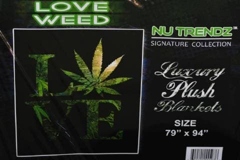 Kanada, am 17. Oktober beginnt der legale Verkauf von Cannabis August 29, 2018 - Edmonton, Alberta, Canada - Giftwares on display for sale seen in The Smoke Shop in Edmonton...Alberta is poised to see cannabis as a major industry †an opportunity for economic diversification..Less then 8 weeks remain untill the legalization of recreational marijuana use in Canada. .July 2018 was the initial legalisation date, however, provinces and territories, who are responsible for drafting their own rules regarding marijuana sales, have asked for an additional 8 to 12 weeks after the Senate approval to transition to the new framework. .In Alberta, private retailers will sell cannabis to those wanting to purchase in-person with online sales that are government-operated. .On Wednesday, August 29, 2018, in Edmonton, Alberta, Canada. Edmonton Canada - ZUMAn230 20180829_zaa_n230_516 Copyright: xArturxWidakx