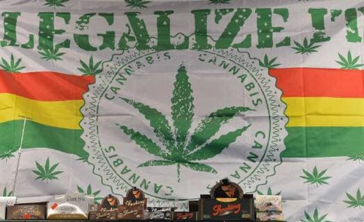 Kanada, am 17. Oktober beginnt der legale Verkauf von Cannabis August 29, 2018 - Edmonton, Alberta, Canada - Giftwares on display for sale with a Legalize It banner, seen in The Smoke Shop in Edmonton...Alberta is poised to see cannabis as a major industry †an opportunity for economic diversification..Less then 8 weeks remain untill the legalization of recreational marijuana use in Canada. .July 2018 was the initial legalisation date, however, provinces and territories, who are responsible for drafting their own rules regarding marijuana sales, have asked for an additional 8 to 12 weeks after the Senate approval to transition to the new framework. .In Alberta, private retailers will sell cannabis to those wanting to purchase in-person with online sales that are government-operated. .On Wednesday, August 29, 2018, in Edmonton, Alberta, Canada. Edmonton Canada - ZUMAn230 20180829_zaa_n230_521 Copyright: xArturxWidakx