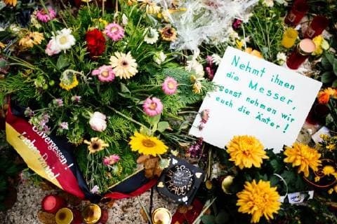 News Themen der Woche KW 35 News Bilder des Tages Chemnitz, Gedenken an Daniel H. 30.8.18 - Mahnmal für getöteten Daniel H. in Chemnitz - Blumen und Kerzen erinnern am Tatort an den kürzlich verstorbenen Daniel H., der bei einer Auseinandersetzung mit zwei jungen Männern durch Messerstiche zu Tode kam. Zwischen den Kerzen finden sich auch rechtsextremistische Botschaften. *** 30 8 18 memorial for killed Daniel H in Chemnitz At the scene of the crime, flowers and candles are reminiscent of the recently deceased Daniel H who died in a confrontation with two young men through knife-sticks. Right-wing extremist messages are also found among the candles Copyright: xMichaelxTrammerx