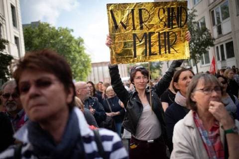 News Themen der Woche KW 35 News Bilder des Tages Demonstration Sachsen! Stop den Mob! Mit einer Kundgebung unter dem Motto Sachsen! Stop den Mob! protestieren mehrere hundert Menschen vor der Sächsischen Landesvertretung in Berlin - Mitte gegen die rechtsextremen Ausschreitungen in Chemnitz und, die Fehleinschätzungen der sächsichen Sicherheitsbehörden und die Untätigkeit der sächsischen Landesregierung. Demonstrantin mit Schild: Wir sind mehr. Berlin Berlin Deutschland *** Demonstration Saxony Stop the mob With a rally under the motto Saxony Stop the mob several hundred people protest in front of the Saxon State Representative in Berlin Mitte against the right-wing extremist riots in Chemnitz and the misjudgments of the Saxon security authorities and the inaction of the Saxon state government Demonstrator with sign We are more Berlin Berlin Germany