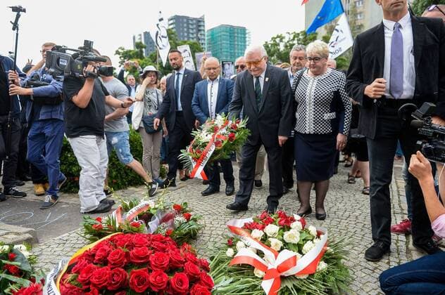 31.08.2018 GDANSK OBCHODY ROCZNICY POROZUMIEN SIERPNIOWYCH 1980 W GDANSKU N Z LECH WALESA HENRYKA KRZYWONOS SKLADAJA KWIATY POD POMNIKIEM POLEGLYCH STOCZNIOWCOW FOT MATEUSZ SLODKOWSKI FOTONEWS NEWSPIX.PL --- Newspix.pl POLAND The 38th Anniversary Of August Agreements In Gdansk NSZZ SOLIDARITY  20180831FNMS039