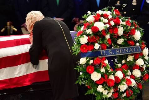 News Themen der Woche KW 35 News Bilder des Tages August 31, 2018 - U.S. - Cindy McCain leans over the casket of former Senator John McCain in the Capitol Rotunda where he will lie in state at the U.S. Capitol, in Washington, DC on Friday, August 31, 2018. McCain, an Arizona Republican, presidential candidate and war hero died August 25th at the age of 81. He is the 31st person to lie in state at the Capitol in 166 years. UPI U.S. - ZUMAs152 20180831_zaa_s152_148 Copyright: xKevinxDietschx