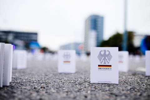 01 09 18 A silent march by AfD and PEGIDA A sit-in blockade The constitution on the floor of the deployment line After the violent death of a young man in Chemnitzs city center on 26 August 2018, the Saxon metropolis keeps making headlines Rights groups and so-called citizen movements mobilize comes to riots on migrants and heavy riots by hooligans Copyright: xMichaelxTrammerx
