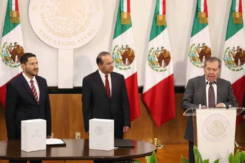 September 1, 2018 - EUM20180901NAC09.JPG .CIUDAD DE MEXICO, Delivery Entrega-Informe EPN.- Marti Batres, presidente del Senado y Porfirio Munoz Ledo (estrado), presidente de la Camara de Diputados, reciben de manos del secretario de Gobierno, Alfonso Navarrete Prida, el ultimo informe de labores del presidente Enrique Pena Nieto, este sabado 1 de septiembre de 2018. Foto: Agencia EL UNIVERSAL Berenice Fregoso MAR.  - ZUMAu78_ 20180901_zaf_u78_110 Copyright: xBerenicexFregosoxElxUniversalx