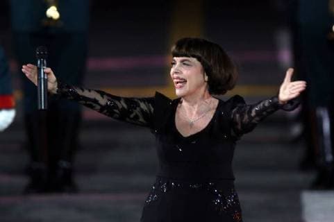 MOSCOW, RUSSIA - SEPTEMBER 2, 2018: French singer Mireille Mathieu performs at a ceremony to close the 2018 Spasskaya Tower International Military Music Festival in Moscow s Red Square. Marina Lystseva TASS  TS08EE3A