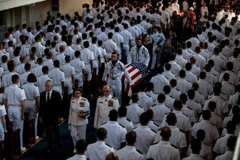 News Themen der Woche KW 35 News Bilder des Tages Navy Body Bearers carry the casket of the late Senator John McCain from his funeral service at the United States Naval Academy Chapel, in Annapolis, Maryland, September 2, 2018. McCain, an Arizona Republican, presidential candidate, and war hero, died August 25th at the age of 81. McCain, who graduated from the U.S. Naval Academy in 1958 was buried there today next to his friend and classmate Navy Adm. Charles Chuck Larson. U.S. Navy photo by Nathan Burke  WAX20180902305 NATHANxBURKE
