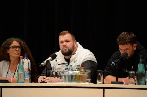 Chemnitz 03 September 2018 Bildinfo Moderator Monchi Materia on the podium Press conference on the concert wirsindmehr in Chemnitz Press conference on the concert wirsindmehr in Chemnitz With the dead trousers Fine cream fish fillet Trettmann KIZ force club Nura Materia Casper The press conference was held i