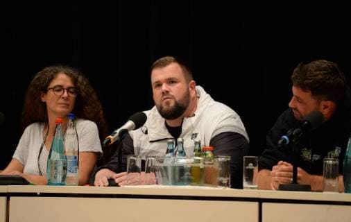 Chemnitz 03 September 2018 Bildinfo Moderator Monchi Materia on the podium Press conference on the concert wirsindmehr in Chemnitz Press conference on the concert wirsindmehr in Chemnitz With the dead trousers Fine cream fish fillet Trettmann KIZ force club Nura Materia Casper The press conference was held i
