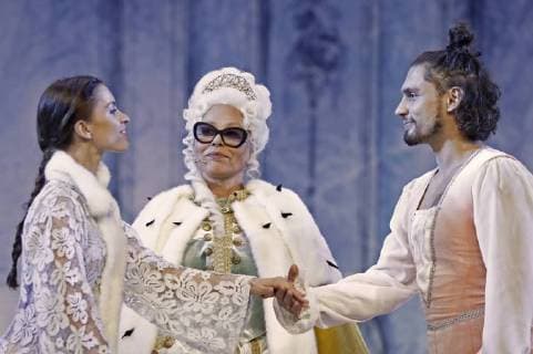 Entertainment Themen der Woche KW36 Entertainment Bilder des Tages MOSCOW, RUSSIA - SEPTEMBER 3, 2018: Bolshoi Ballet prima ballerina Maria Vinogradova, Italian actress Ornella Muti as Empress Anna of Russia, and Mikhailovsky Theatre premier danseur Ivan Vasilyev (L-R) perform in a scene from the Crystal Palace international opera-ballet production based on music by American-Maltese composer Alexey Shor and staged at the State Kremlin Palace in Moscow. Artyom Geodakyan TASS  TS08EFED