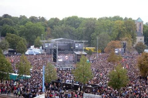Chemnitz the 03 September 2018 With a concert in front of tens of thousands of people, numerous bands at the Johanniskirche today set a sign against racism fascism and violence U a fine cream fish fillet Foto KIZ The Toten Hosen and others play for free under the motto We are more Chemnitz put tens of thousands of people Sign against right