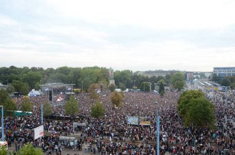 Chemnitz the 03 September 2018 With a concert in front of tens of thousands of people, numerous bands at the Johanniskirche today set a sign against racism fascism and violence U a fine cream fish fillet Foto KIZ The Toten Hosen and others play for free under the motto We are more Chemnitz put tens of thousands of people Sign against right