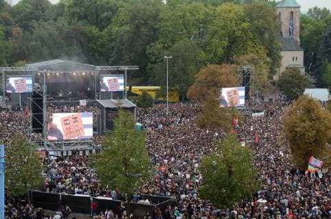Chemnitz the 03 September 2018 With a concert in front of tens of thousands of people, numerous bands at the Johanniskirche today set a sign against racism fascism and violence U a fine cream fish fillet Foto KIZ The Toten Hosen and others play for free under the motto We are more Chemnitz put tens of thousands of people Sign against right
