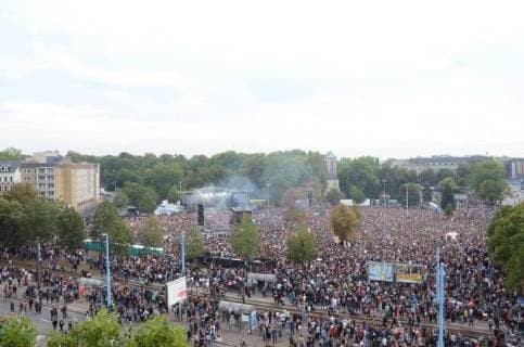 Chemnitz the 03 September 2018 With a concert in front of tens of thousands of people, numerous bands at the Johanniskirche today set a sign against racism fascism and violence U a fine cream fish fillet Foto KIZ The Toten Hosen and others play for free under the motto We are more Chemnitz put tens of thousands of people Sign against right