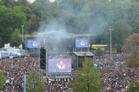 Chemnitz the 03 September 2018 With a concert in front of tens of thousands of people, numerous bands at the Johanniskirche today set a sign against racism fascism and violence U a fine cream fish fillet Foto KIZ The Toten Hosen and others play for free under the motto We are more Chemnitz put tens of thousands of people Sign against right