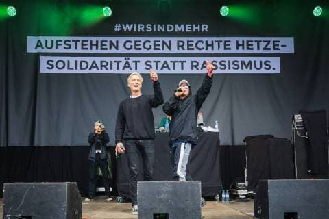 Chemnitz We are more singers Felix Brummer Felix Kummer KRAFTKLUB and singer Ronny Trettmann Stefan Richter during the concert against right-wing extremism and xenophobia We are more on 03 09 2018 in Chemnitz 20180903SFL0020