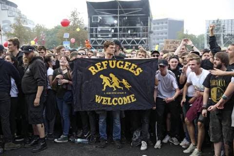 Concert visitors at the wirsindmehr concert against right in front of St. Johns Church Chemnitz 03 09 2018 Foto:xB.xKriemannx xFuturexImage